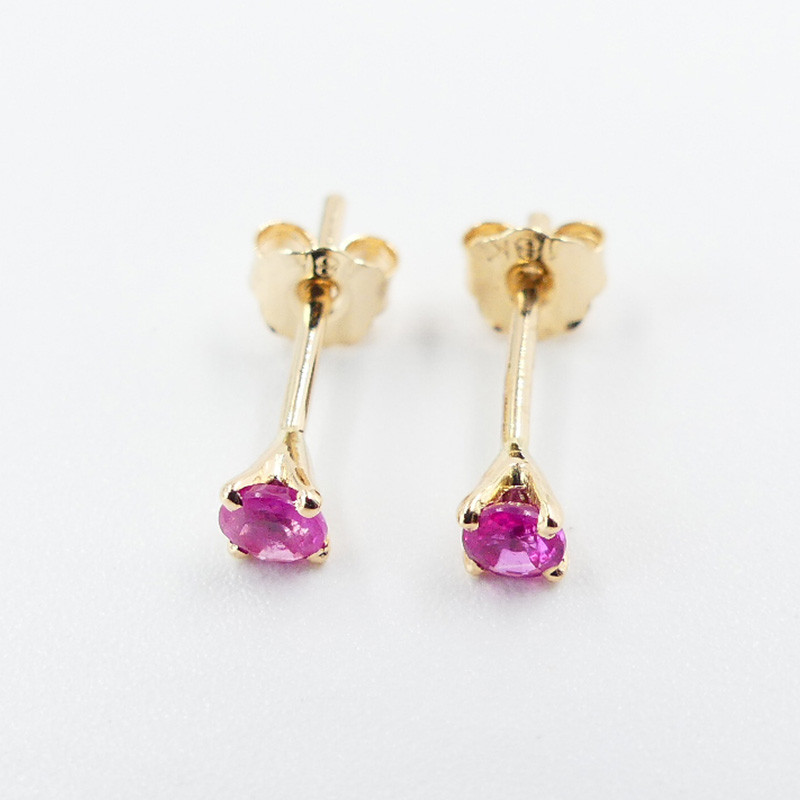 Clous en or 18 carats et Rubis