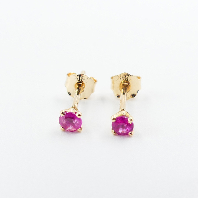 Clous en or 18 carats et Rubis