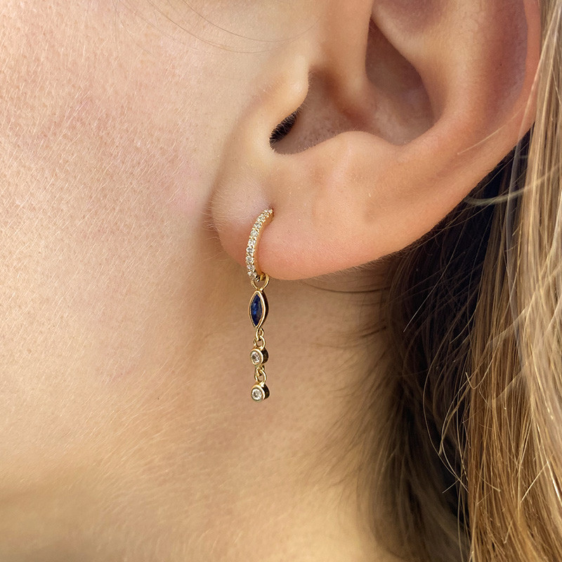 Boucle d’oreille pendante or 18 carats, diamants et Saphir