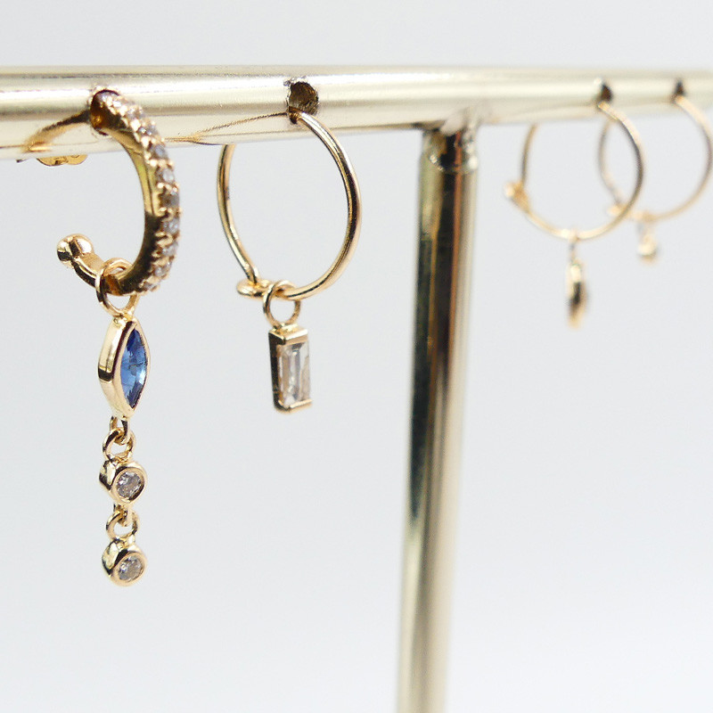 Boucle d’oreille pendante or 18 carats, diamants et Saphir