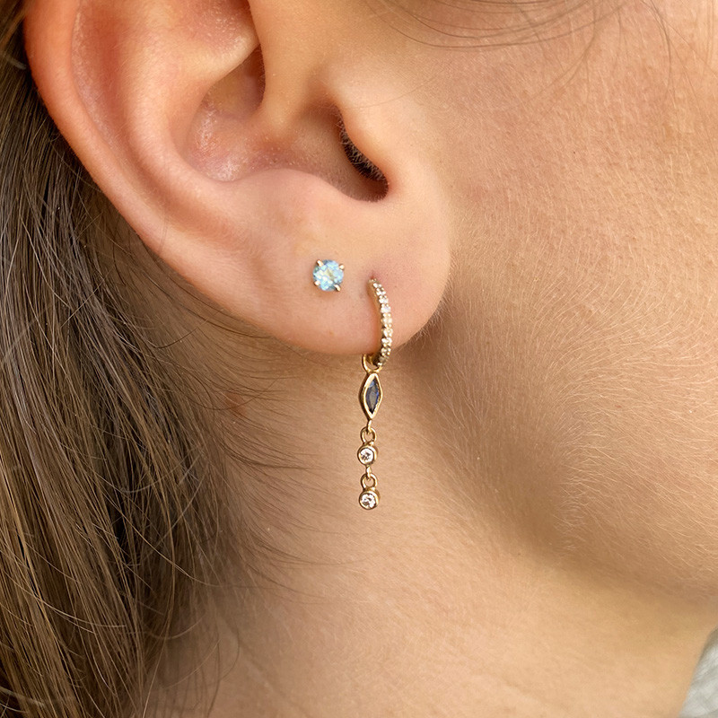 Boucle d’oreille pendante or 18 carats, diamants et Saphir