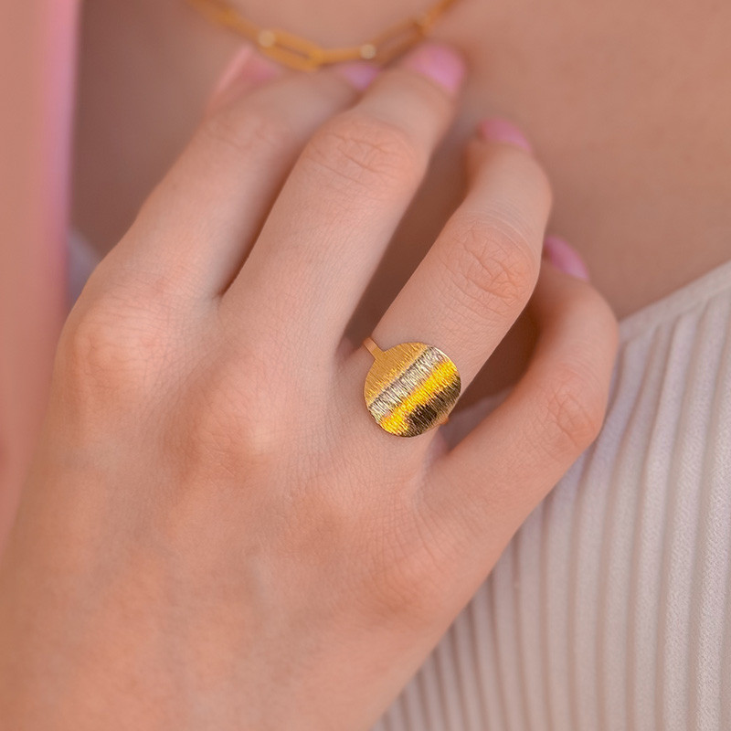 Bague ajustable cercle en acier doré texturée