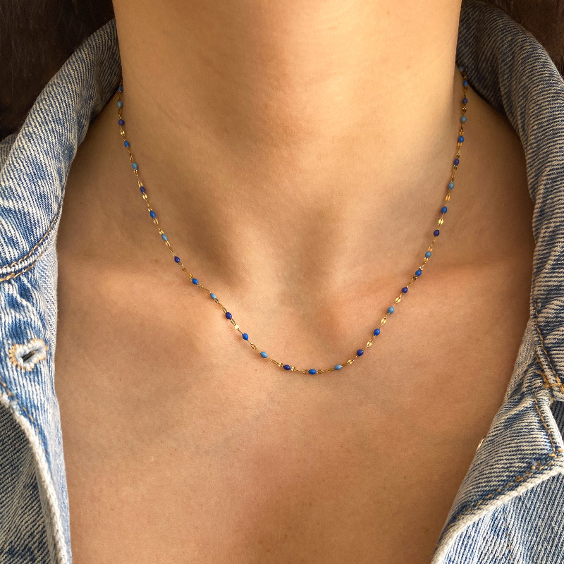 Collier acier doré perles vertes ou bleues