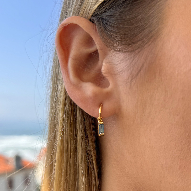 Boucles d’oreilles pendantes or 18 carats et Topaze bleue