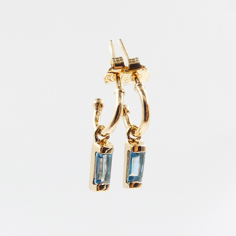 Boucles d’oreilles pendantes or 18 carats et Topaze bleue