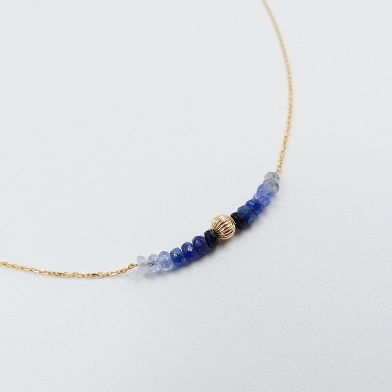 Collier or 18 carats et saphir