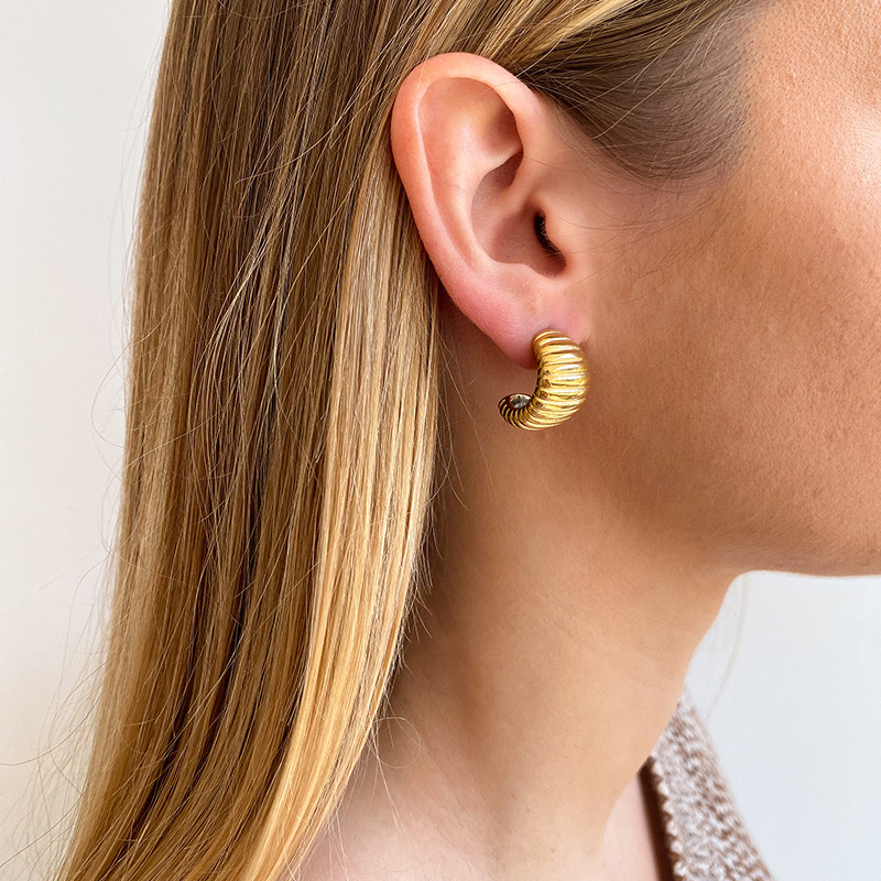 Demi créoles acier doré texturées