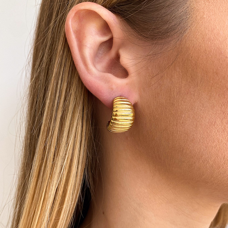 Demi créoles acier doré texturées