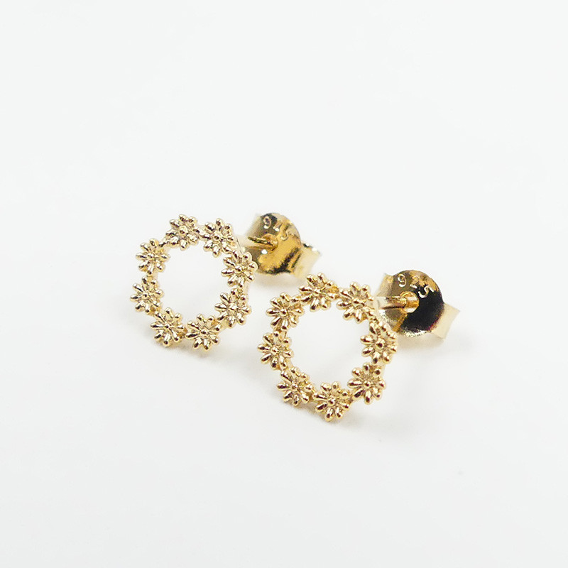 Clous plaqué or couronne de fleurs