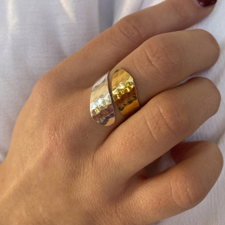 Bague enlacée or et argent mixés martelée