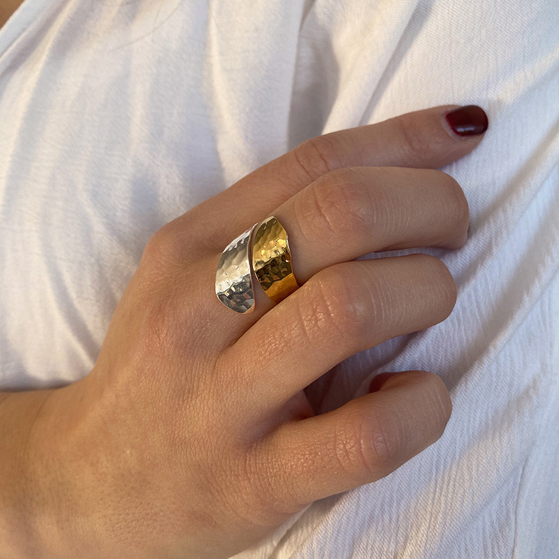 Bague enlacée or et argent mixés martelée