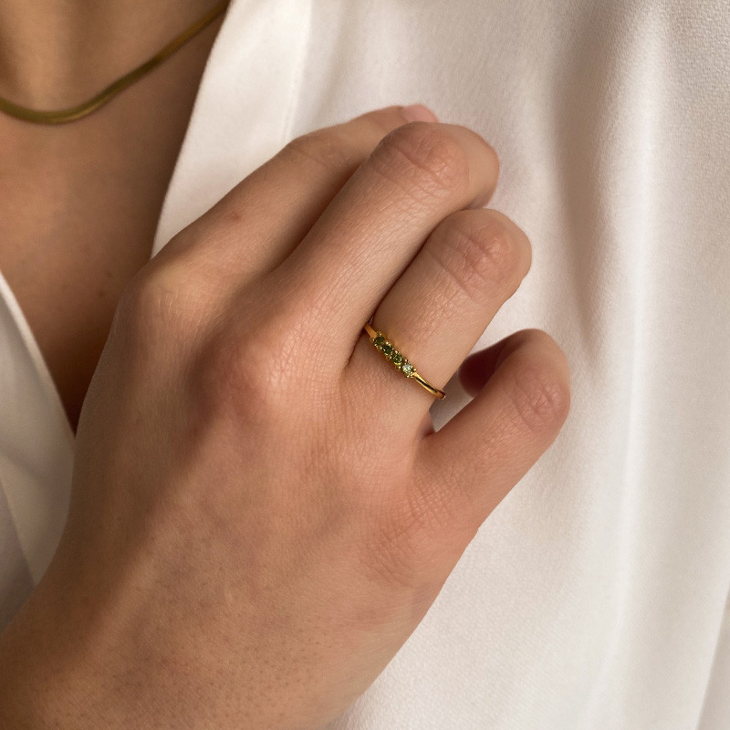 Bague fine Dorée 4 strass verts