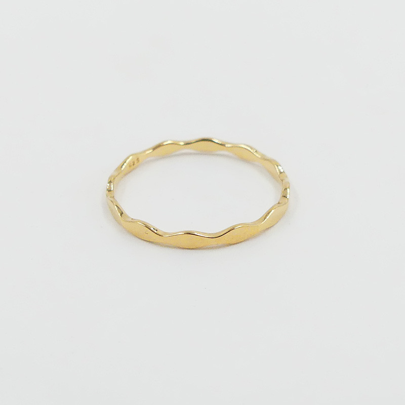 Bague dorée fine vague