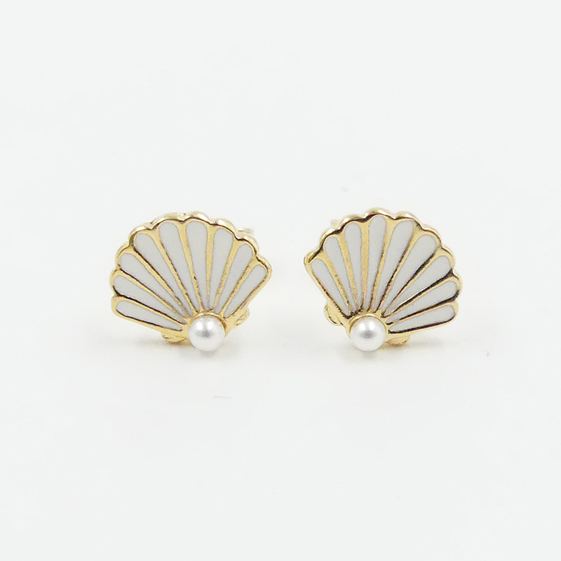 Clous d'oreilles plaqué or coquillage blanc