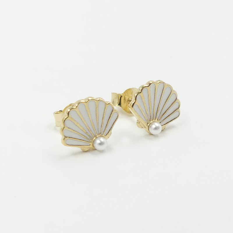 Clous d'oreilles plaqué or coquillage blanc