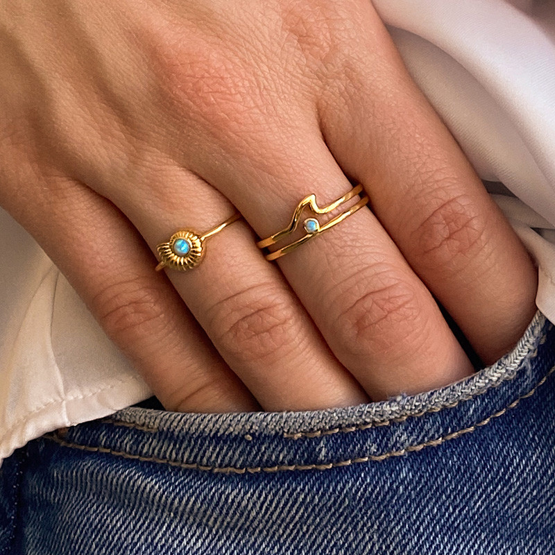 Bague dorée Coquillage opale synthèse bleue