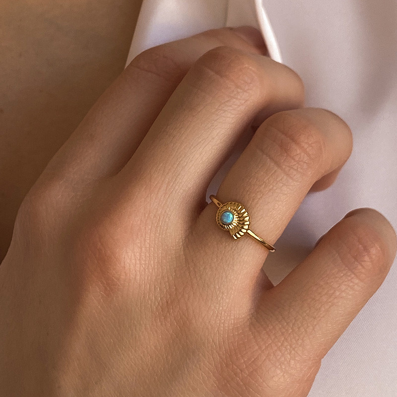 Bague dorée Coquillage opale synthèse bleue