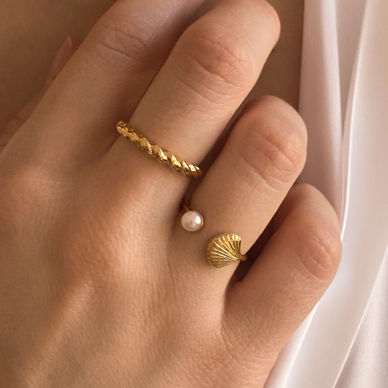 Bague dorée fine torsadée ajustable