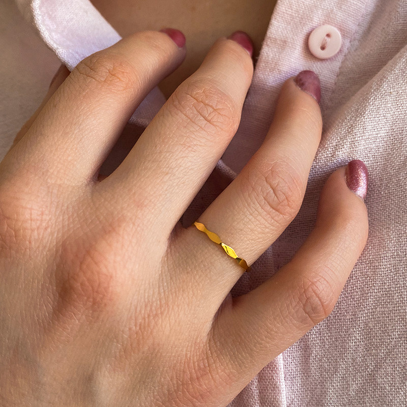 Bague dorée fine vague