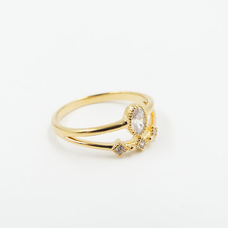 Bague dorée couronne strass