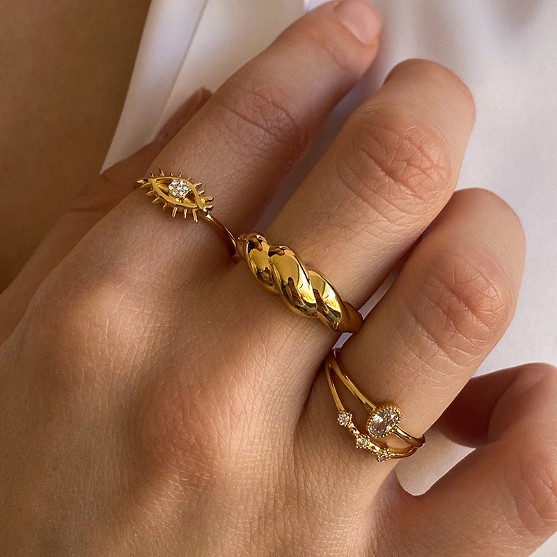 Bague dorée couronne strass