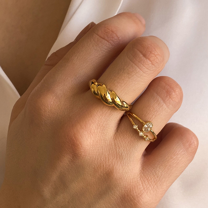 Bague dorée torsadée