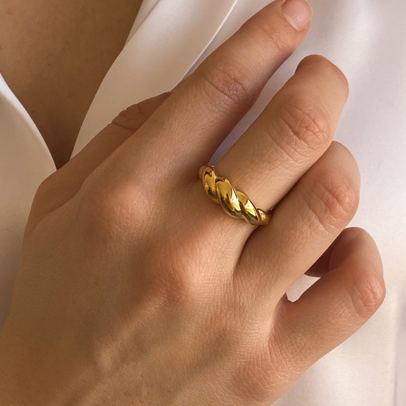 Bague dorée torsadée