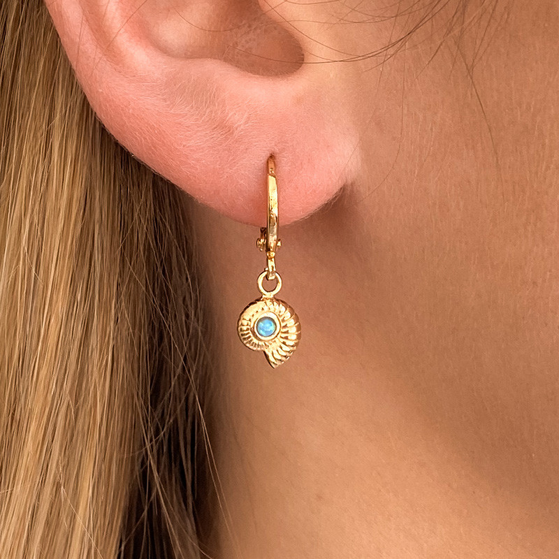 Boucle à l'unité dorée Coquillage opale synthèse bleue