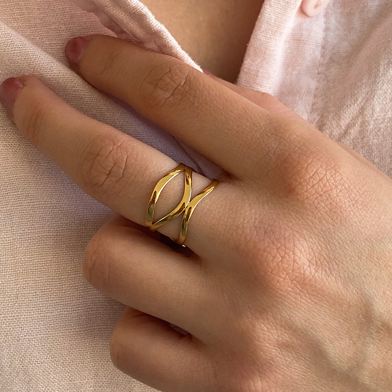 Bague dorée entrelacs