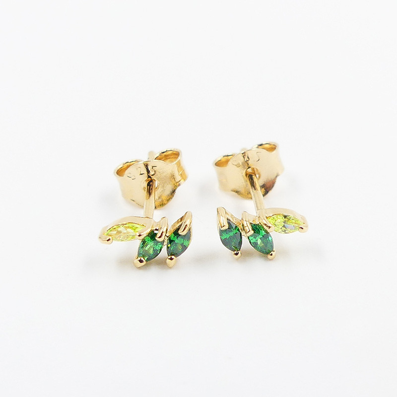 Clous d'oreilles plaqué or 3 strass vert