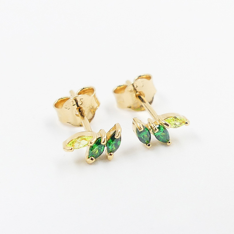 Clous d'oreilles plaqué or 3 strass vert