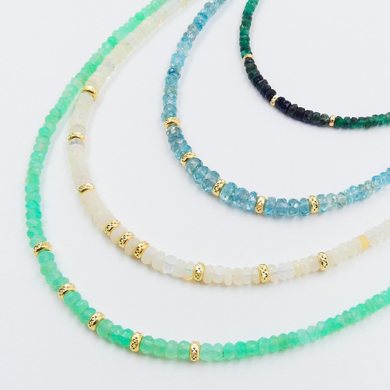 Collier Plaqué or pierres opale blanche