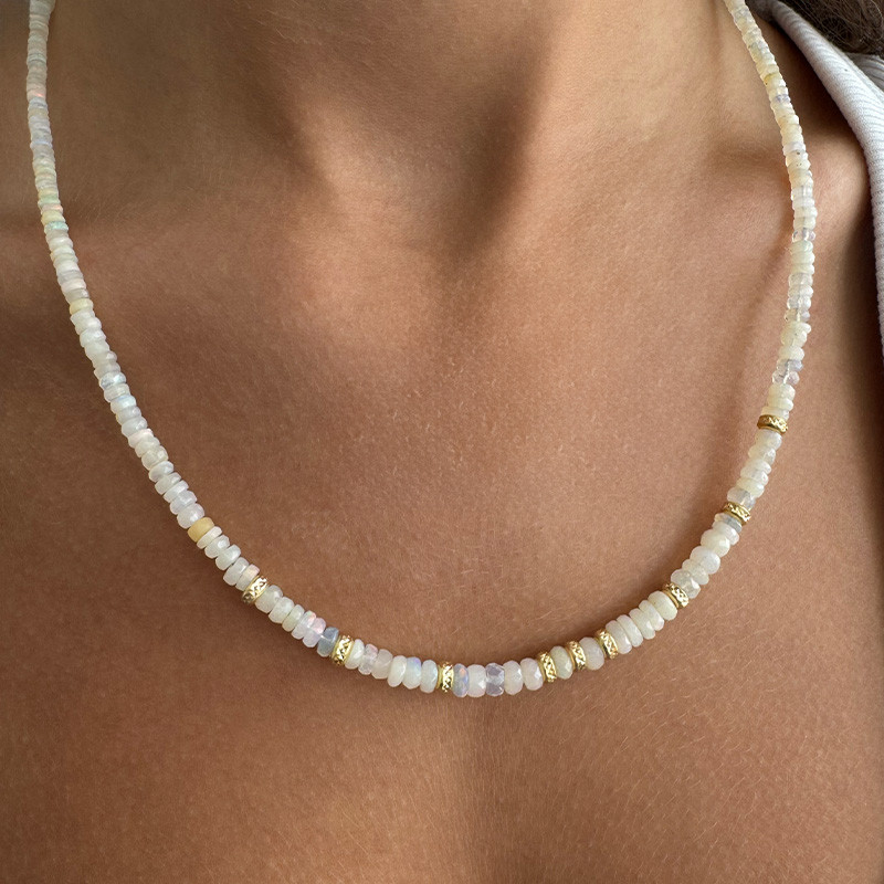 Collier Plaqué or pierres opale blanche