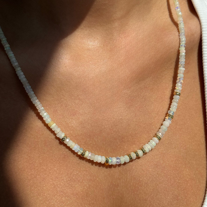 Collier Plaqué or pierres opale blanche
