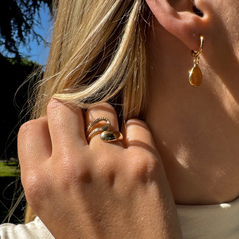 Bague Plaqué or enlacée ajourée et strass