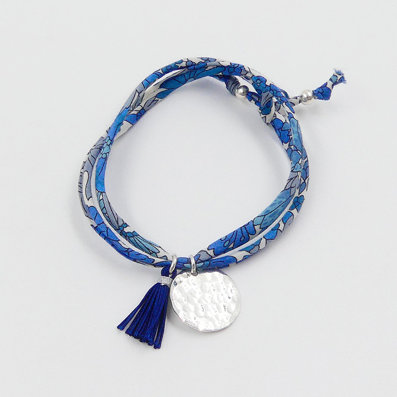 Bracelet Cordon Liberty Argent médaille martelée et pompon bleu