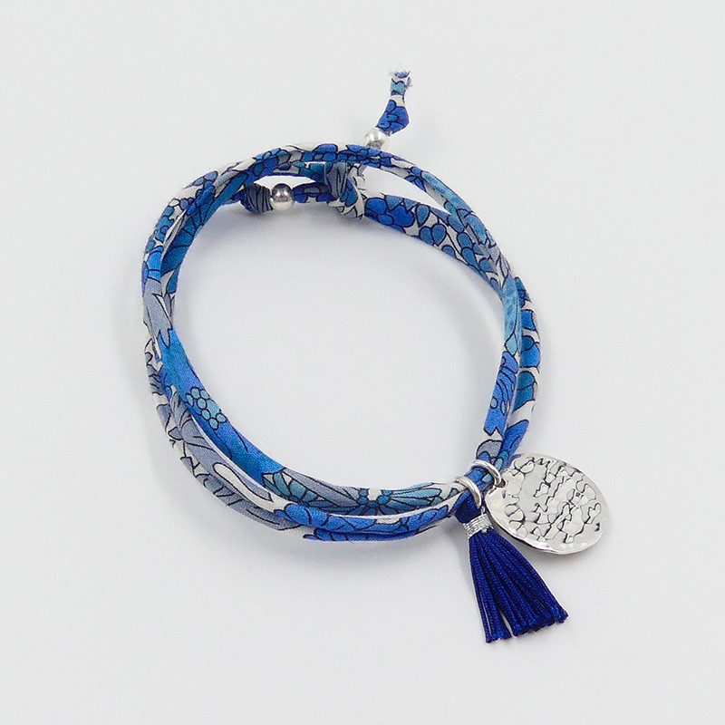 Bracelet Cordon Liberty Argent médaille martelée et pompon bleu