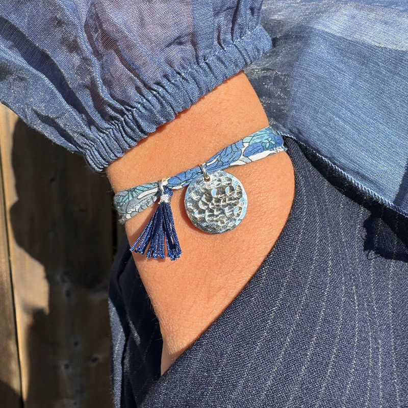 Bracelet Cordon Liberty Argent médaille martelée et pompon bleu