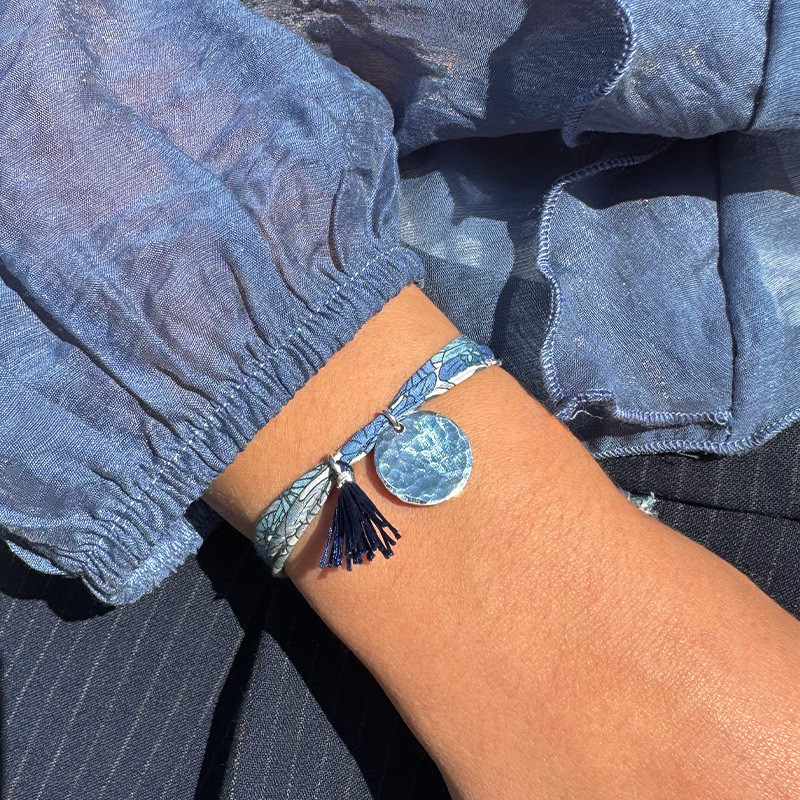 Bracelet Cordon Liberty Argent médaille martelée et pompon bleu