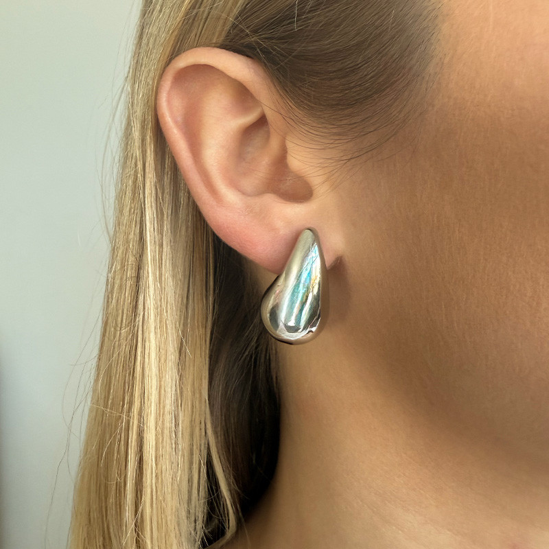 Boucles d’oreilles acier Gouttes portées par une femme