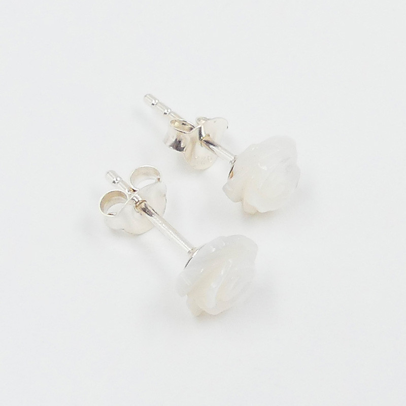 Clous argent fleur nacre