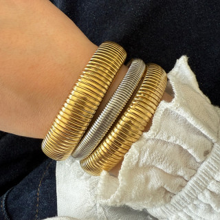 set de joncs en acier inoxydable portés par une femme