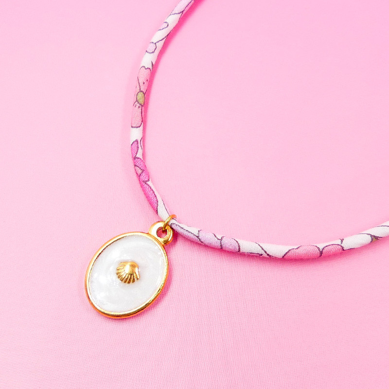 zoom sur le collier liberty tissu rose