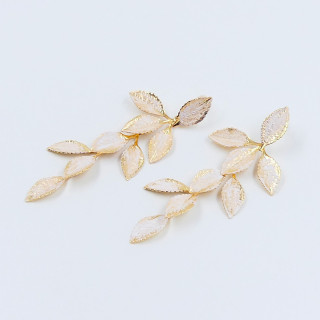 Boucles d’oreilles pendantes feuilles blanches