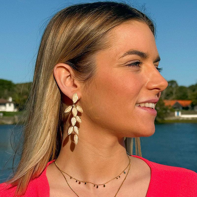 Boucles d’oreilles pendantes feuilles blanches