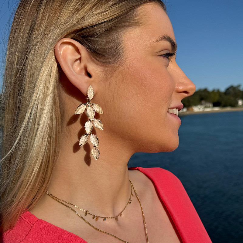 Boucles d’oreilles pendantes feuilles blanches