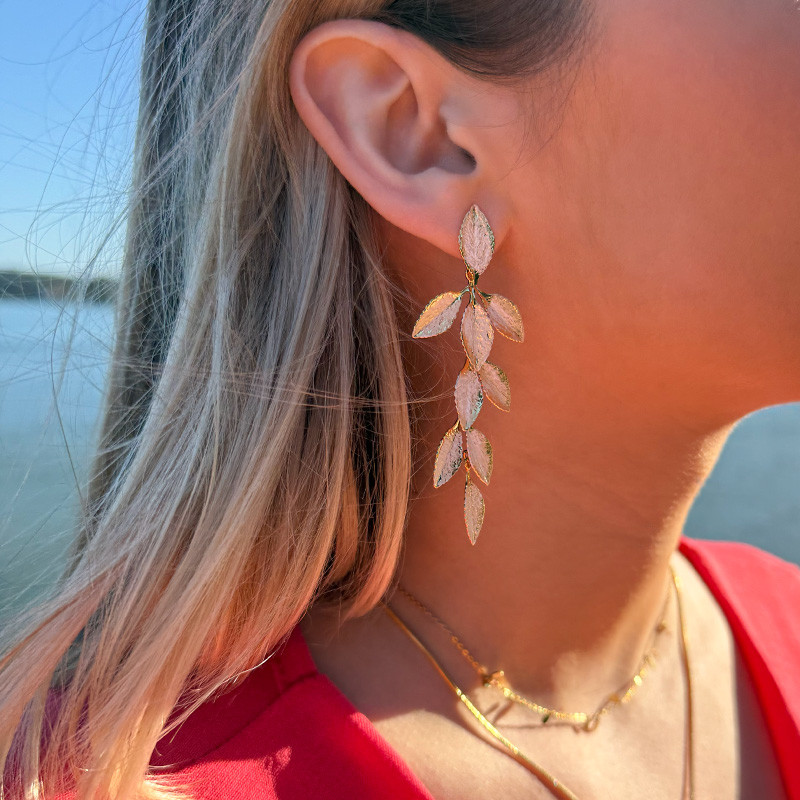 Boucles d’oreilles pendantes feuilles blanches
