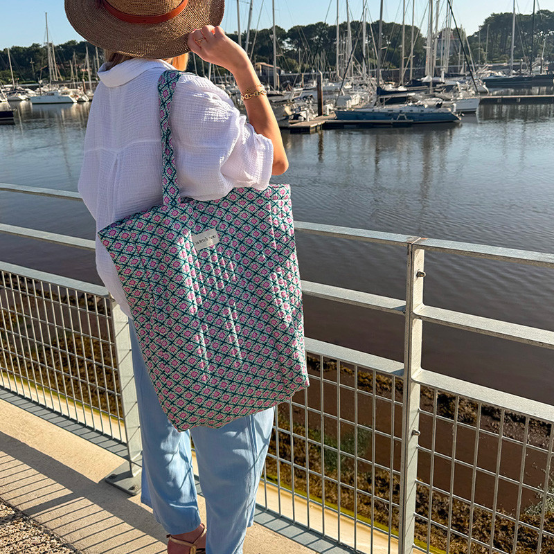 sac bleu sur femme