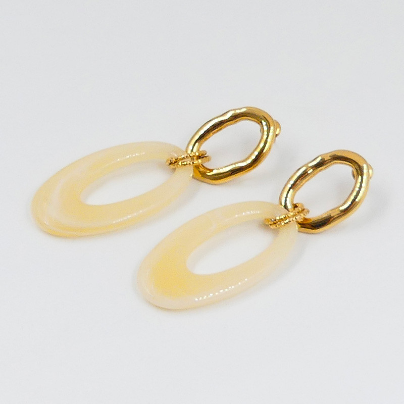 zoom sur les boucles d'oreilles pendantes
