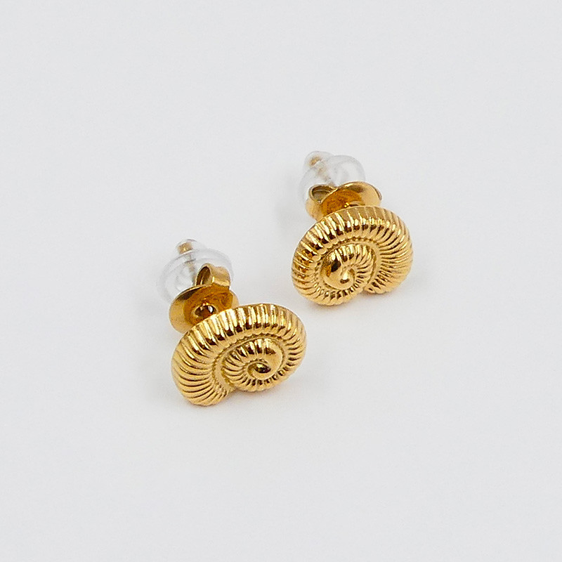 Clous d'oreilles acier doré coquillage